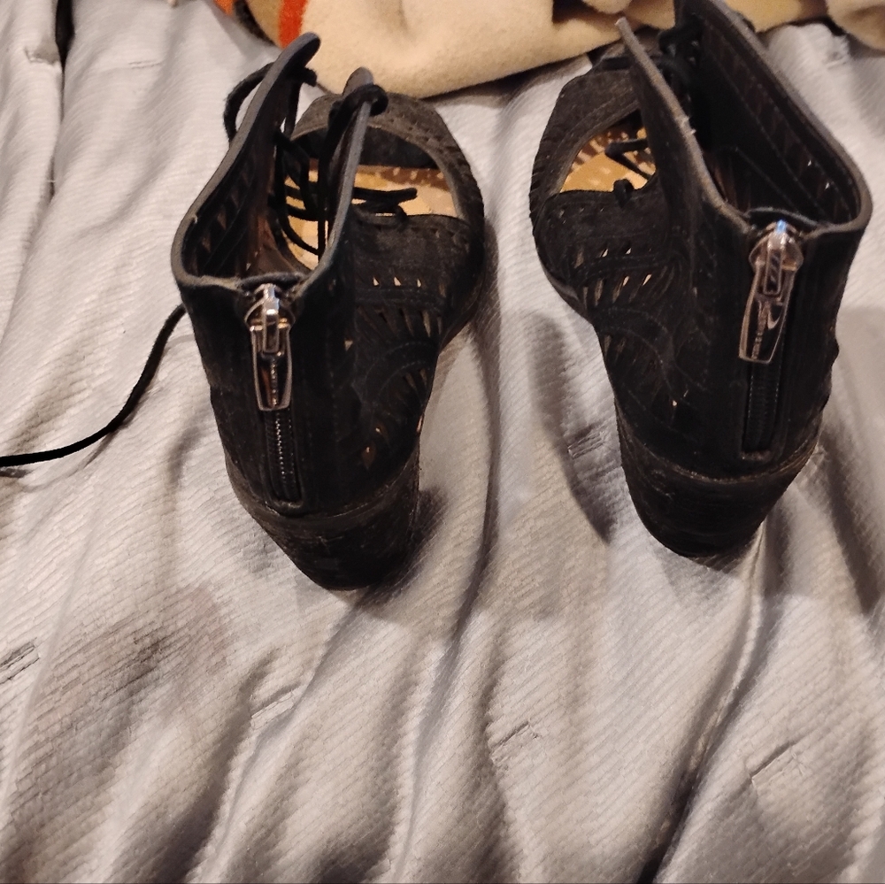 Vince Camuto black lace up ankle high shoes size 6.5 No Flaws - Picture 4 of 4
